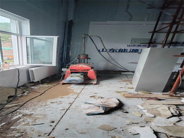 西区街道地基基础下沉墙体裂缝加固注浆顶升施工